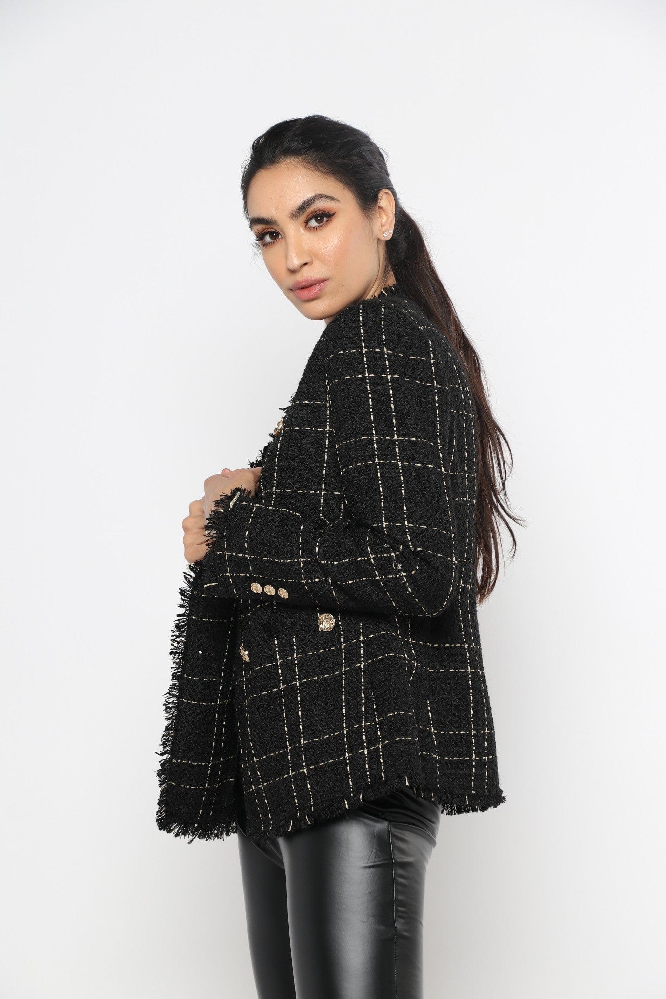 داليدرس جاكيت مربعات بأزرار أمامية ذهبية كم طويل نسائي أسود/ذهبي