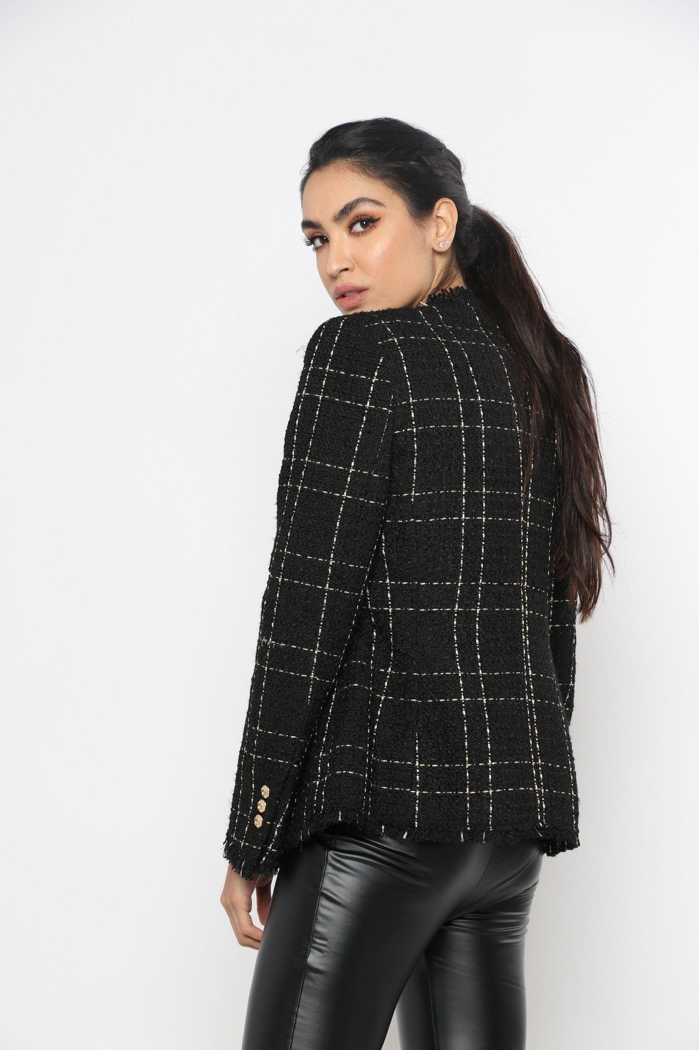 داليدرس جاكيت مربعات بأزرار أمامية ذهبية كم طويل نسائي أسود/ذهبي