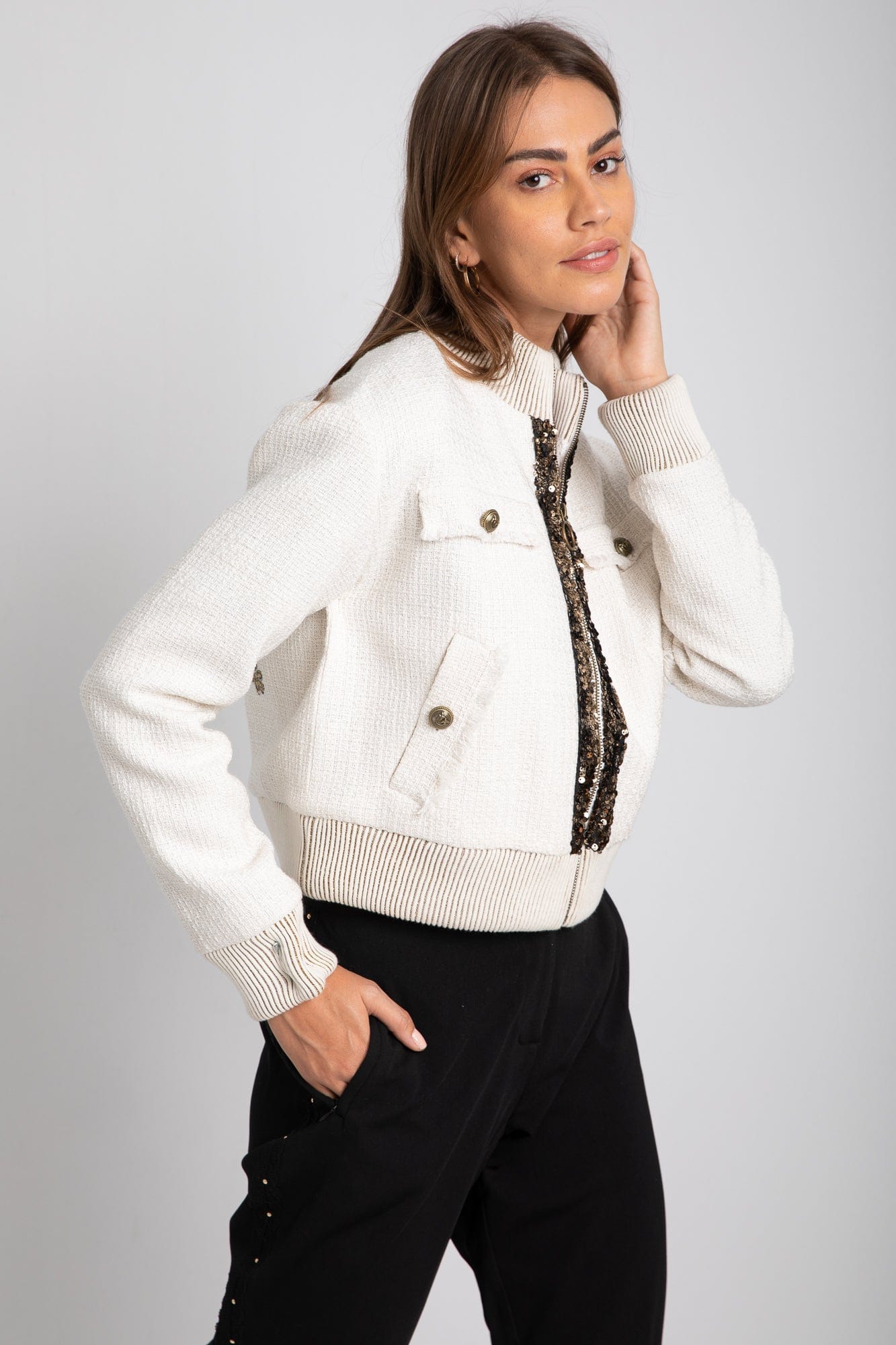 داليدرس جاكيت قصير بقشور سمك بجيوب أمامية كم طويل نسائي أبيض