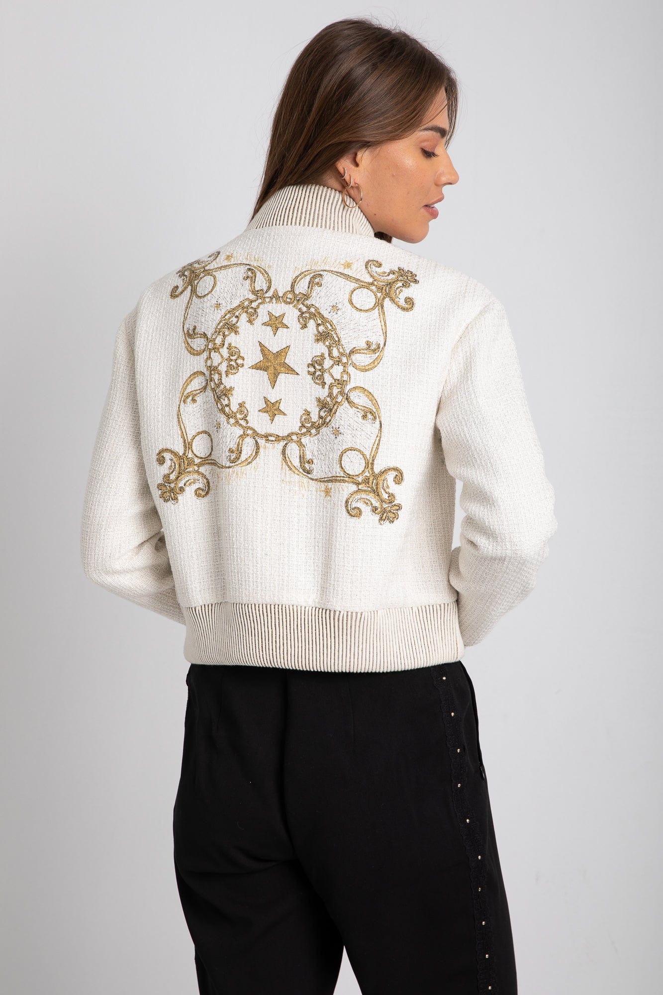 داليدرس جاكيت قصير بقشور سمك بجيوب أمامية كم طويل نسائي أبيض