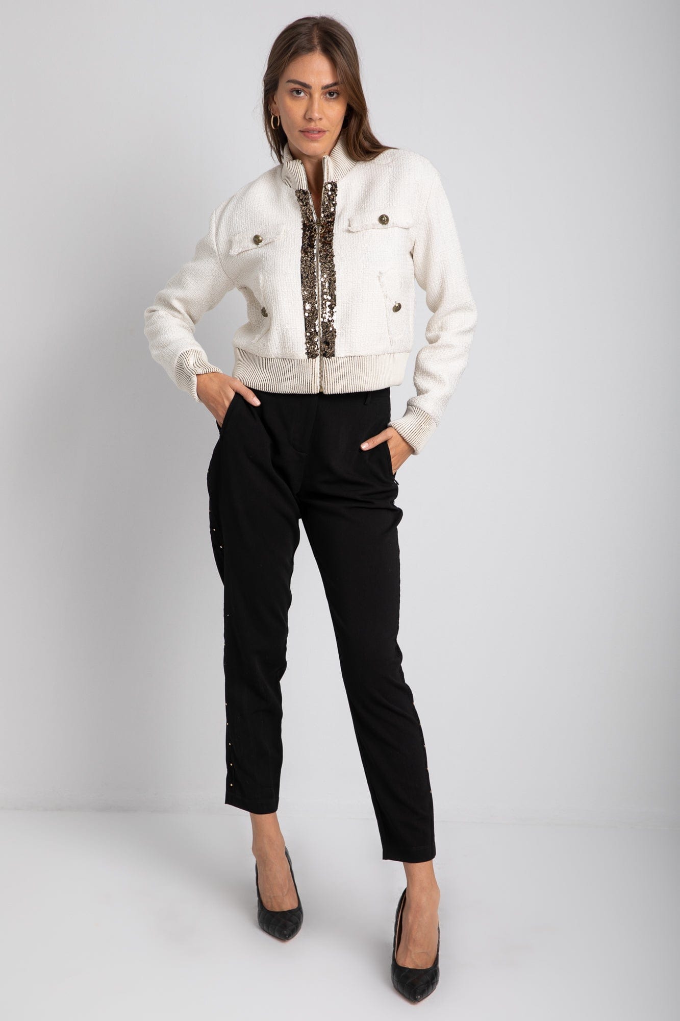 داليدرس جاكيت قصير بقشور سمك بجيوب أمامية كم طويل نسائي أبيض