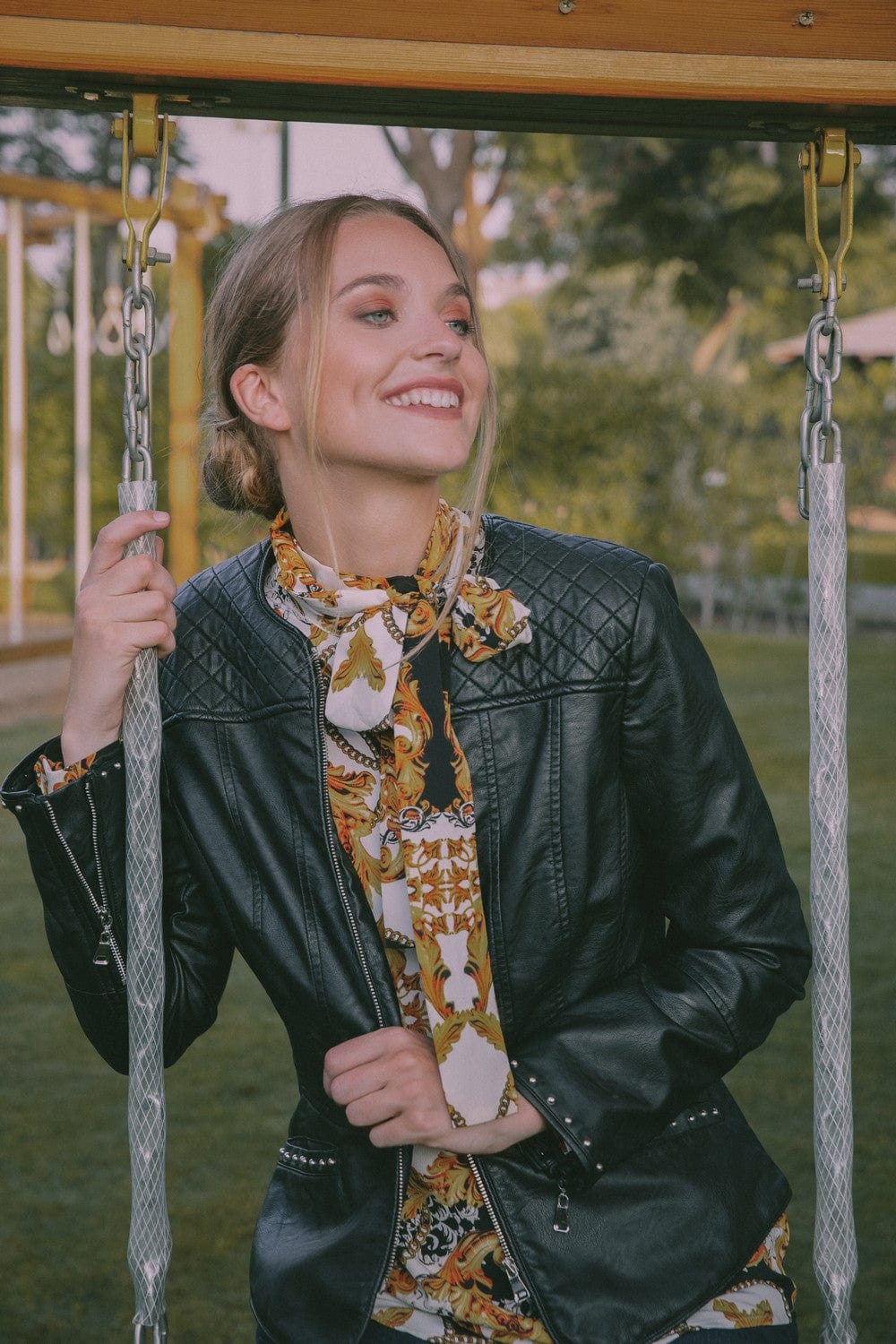 داليدرس جاكيت سادة جلد كم طويل بسحاب نسائي أسود