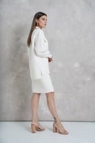 داليدرس ستره بيضاء بياقة عادية وأزرار أمامية وكم شتوي طويل أبيض