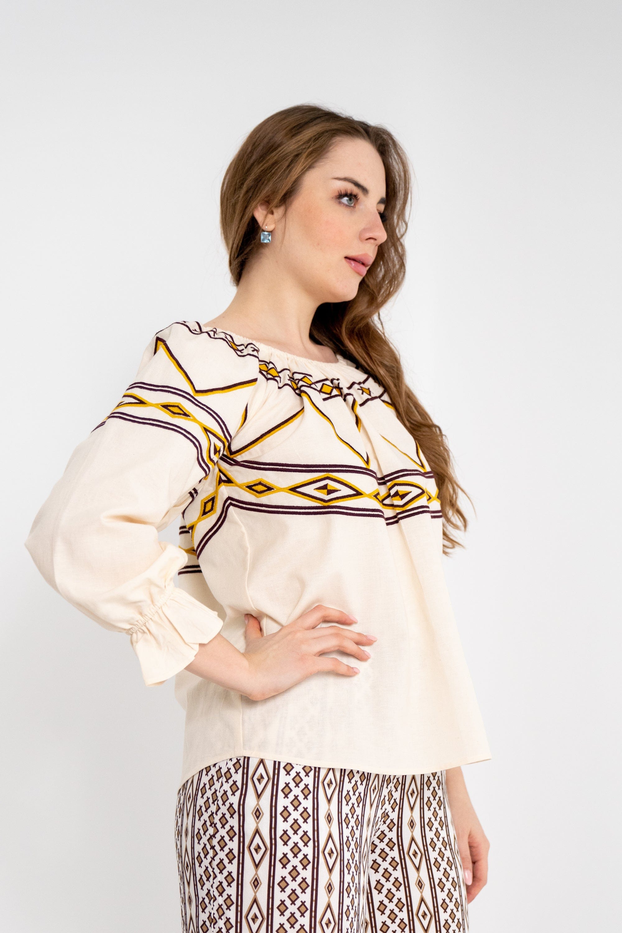 داليدرس بلوزة نسائية قصيرة بنقشة على الأكمام والصدر بيج فاتح