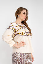 داليدرس بلوزة نسائية قصيرة بنقشة على الأكمام والصدر بيج فاتح