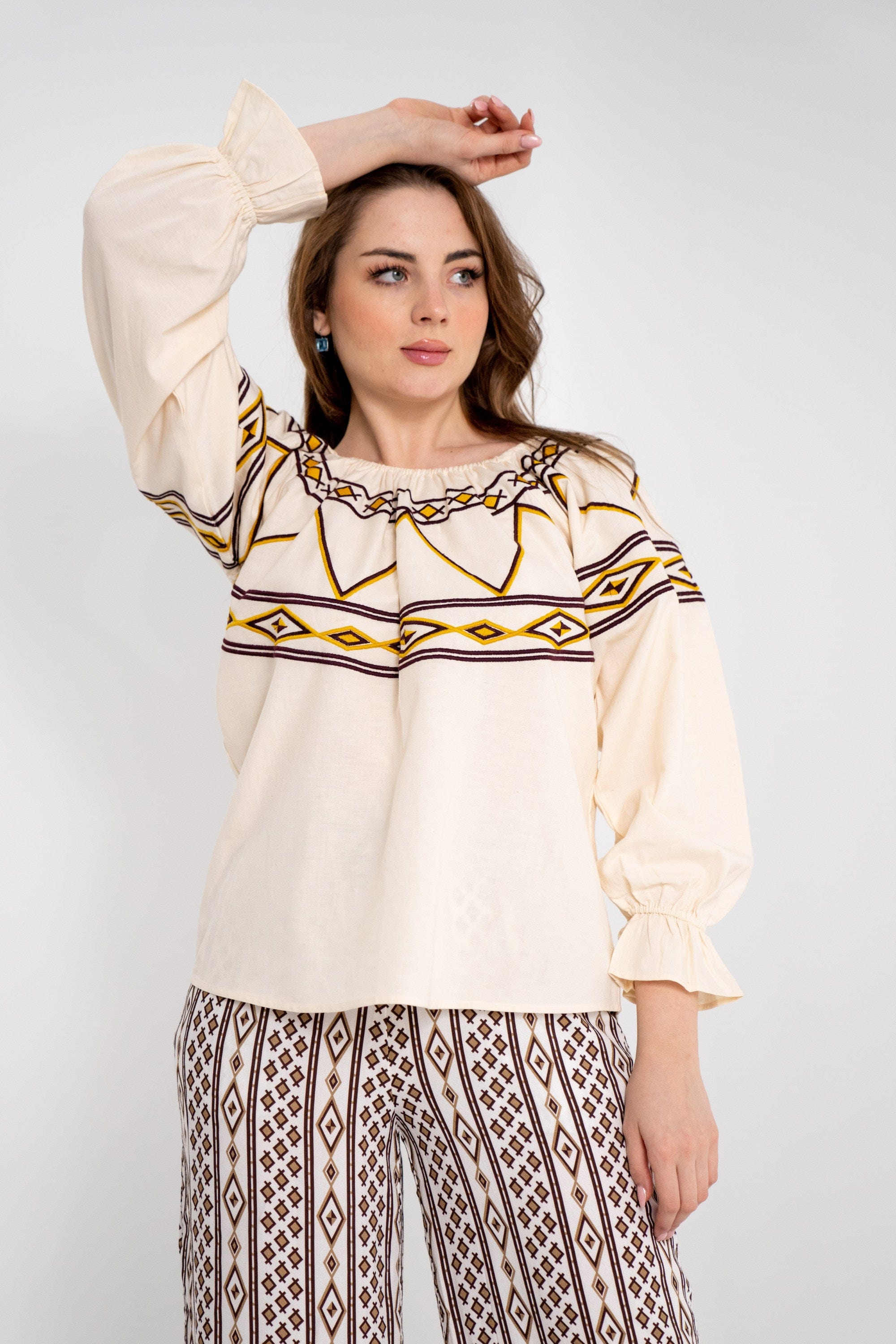 داليدرس بلوزة نسائية قصيرة بنقشة على الأكمام والصدر بيج فاتح