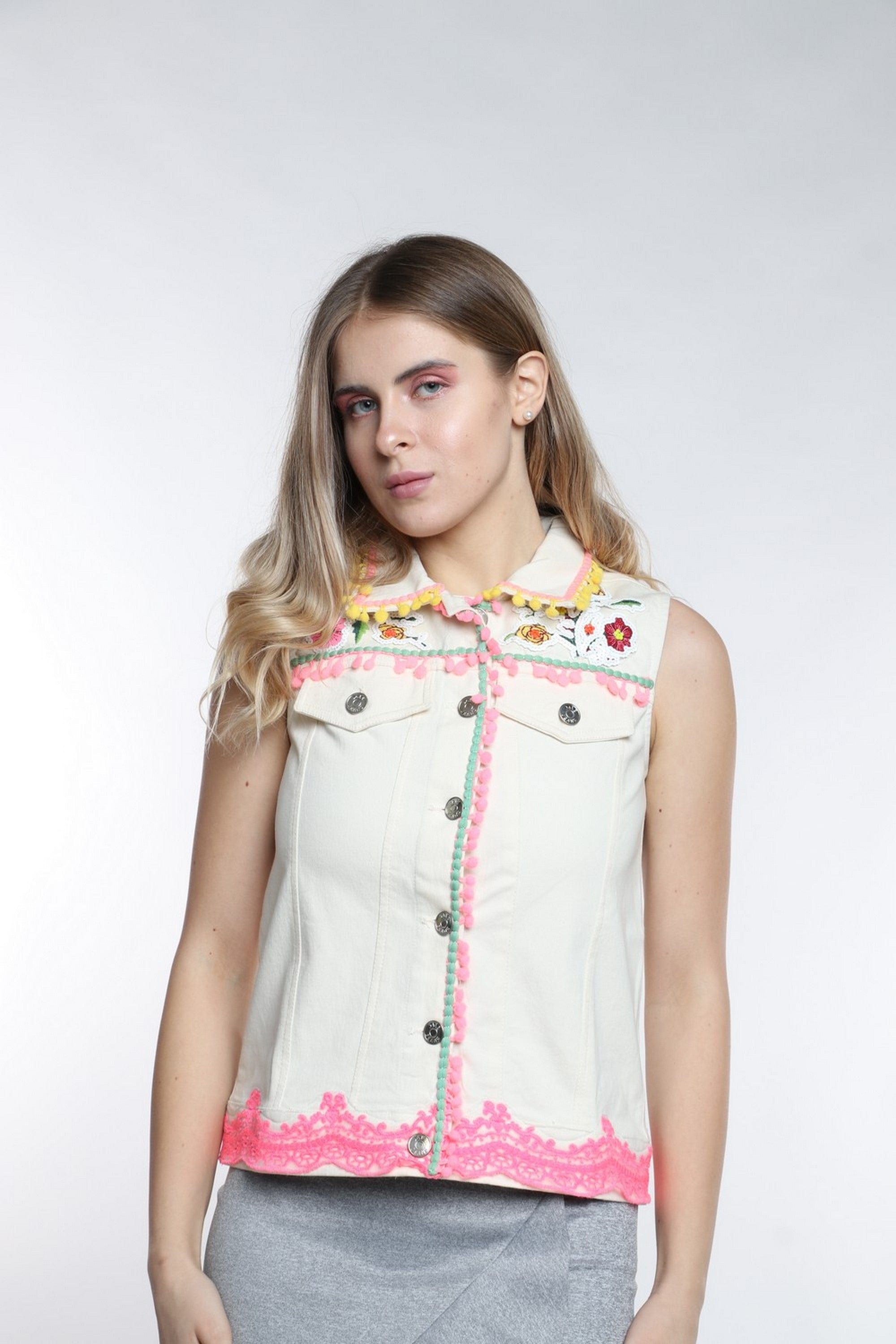 داليدرس فيست جينز بتطريز بترتر أوف وايت