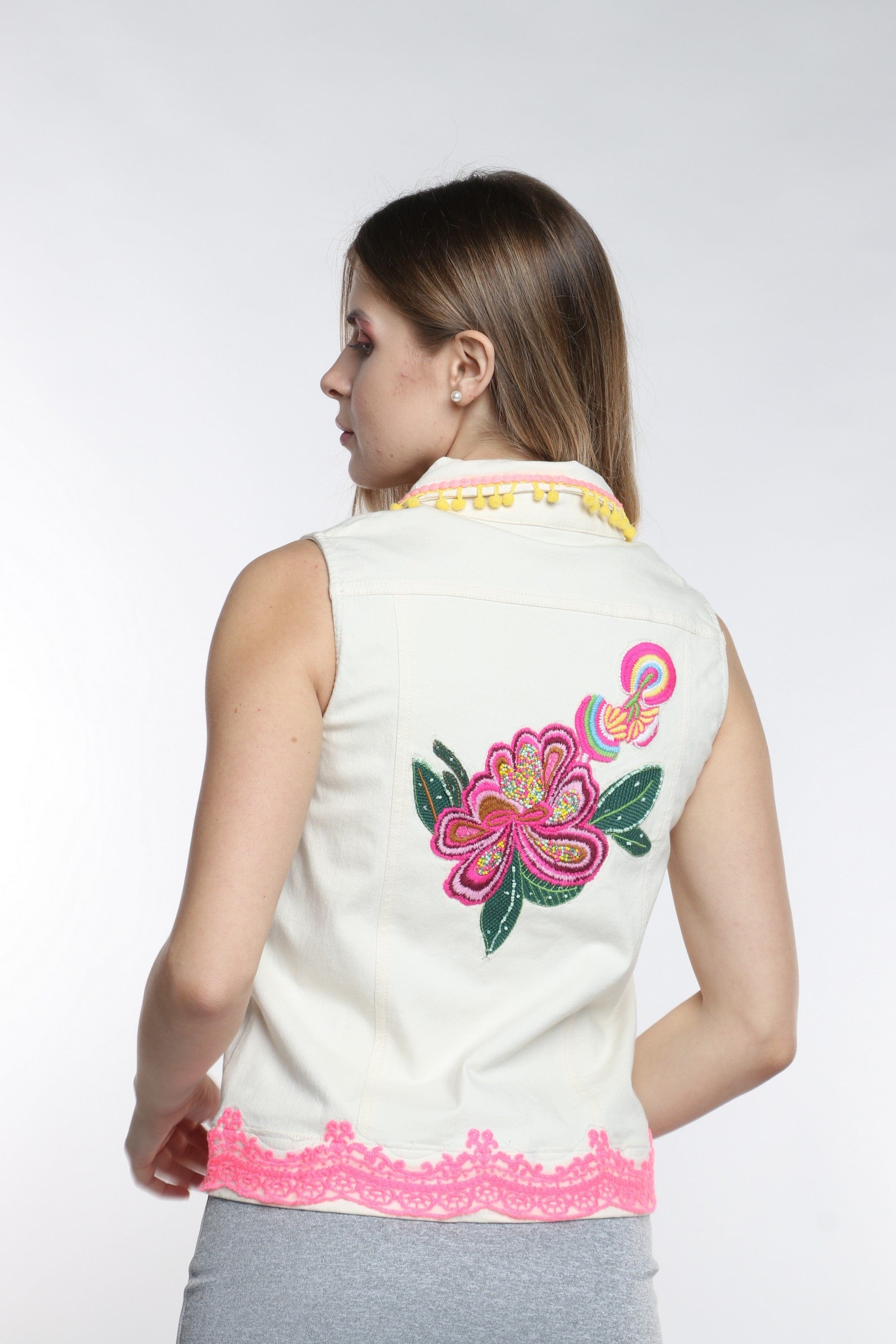 داليدرس فيست جينز بتطريز بترتر أوف وايت