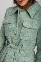 داليدرس جاكيت بجيوب أمامية طويل بأزرار أمامية ورباط كم طويل نسائي أخضر