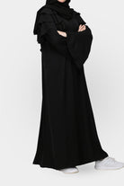 جوهرة عباية كريب بطبقات مميزة على الكتف أسود