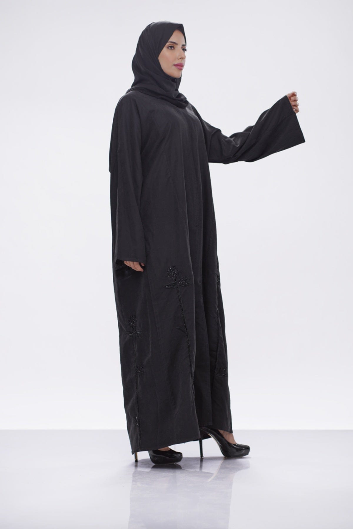 جوهرة عباية كلاسيك من جلد الغزال بشك وتطريز أسود