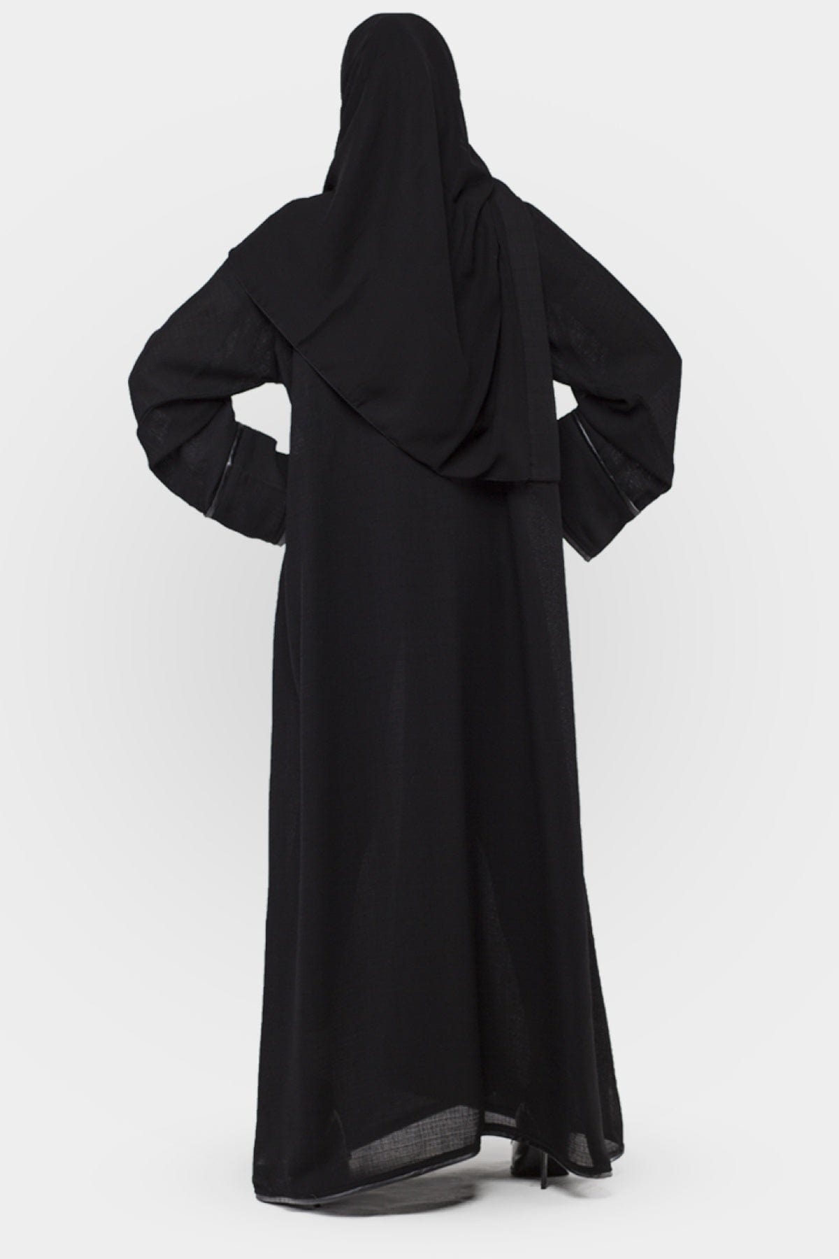 جوهرة عباية قماش كتان ة مطرزة بأزرار أمامية وجيوب أسود