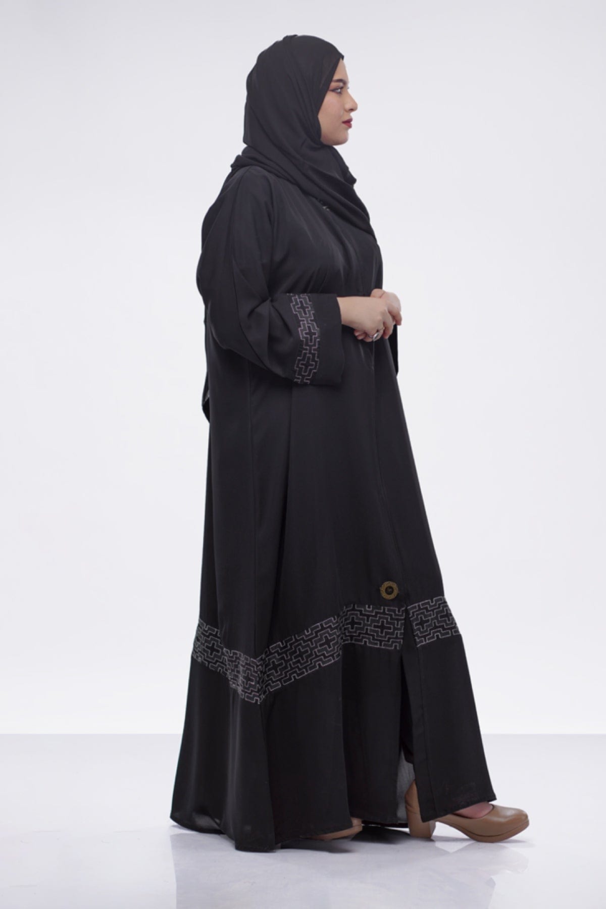 جوهرة عباية كلاسيك بكلفة تطريز هندسي بالأبيض أسود