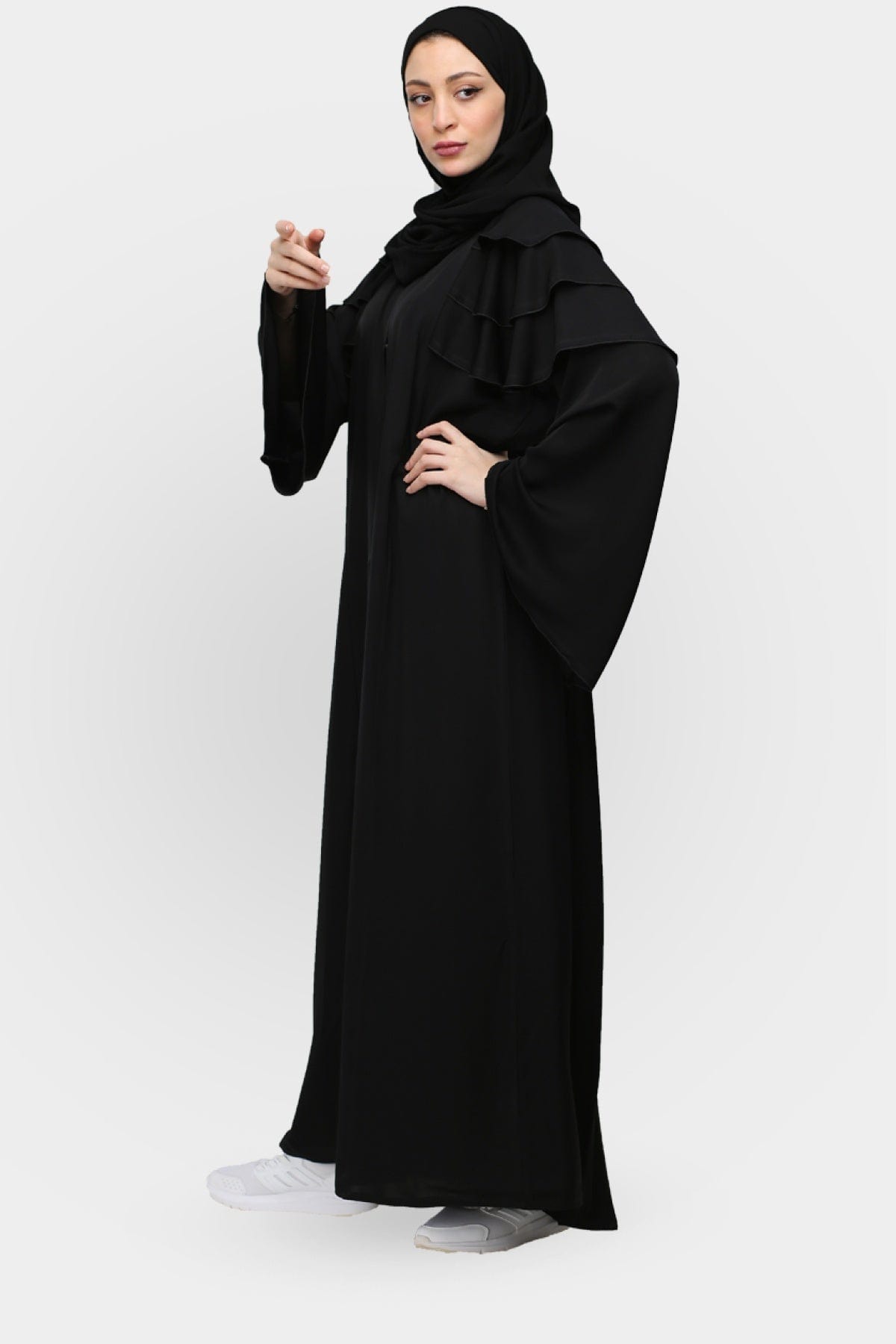جوهرة عباية كريب بطبقات مميزة على الكتف أسود