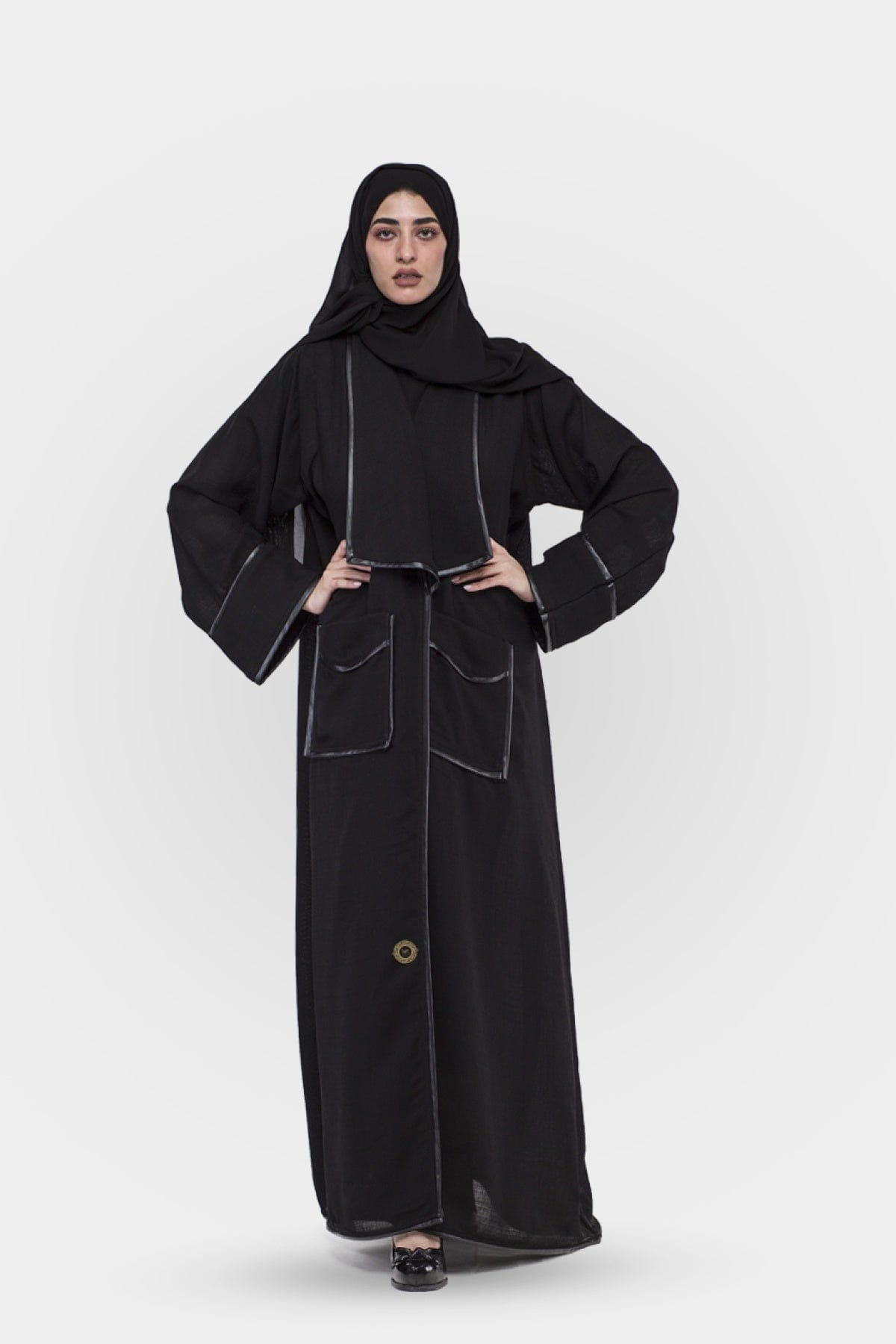 جوهرة عباية قماش كتان ة مطرزة بأزرار أمامية وجيوب أسود