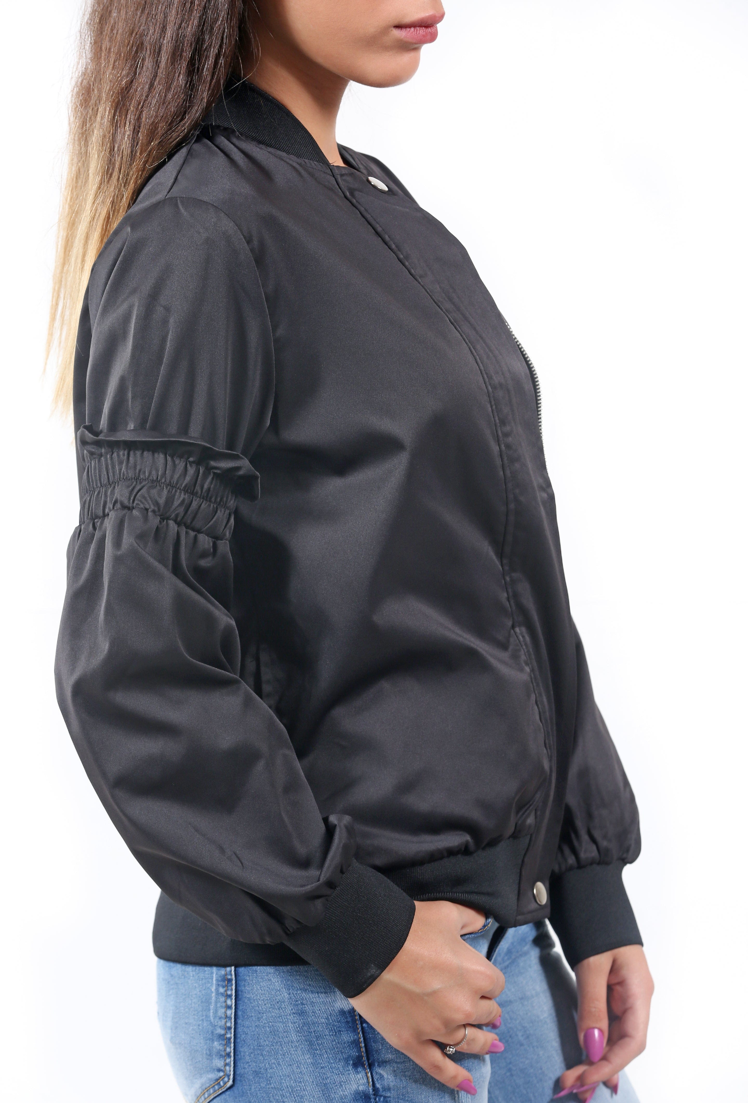 سترة سادة بسحاب بأكمام طويلة وأساور على اليد