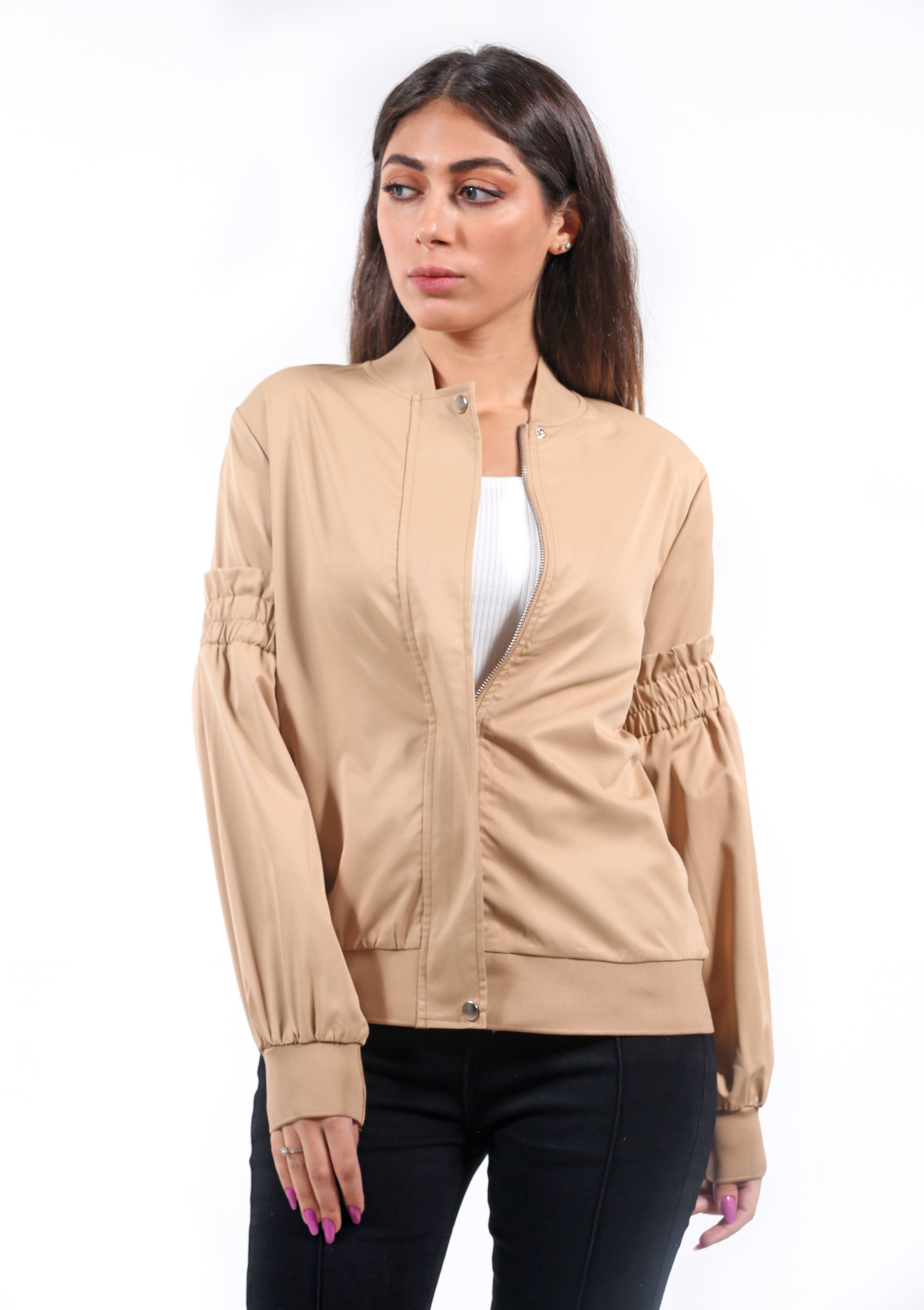 سترة سادة بسحاب بأكمام طويلة وأساور على اليد