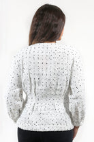 نتشي جاكيت نسائي منقط كم طويل بأزرار امامية أبيض