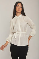 داليدرس بلوزة نسائية سادة مخصر بأزرار أمامية كم طويل أوف وايت