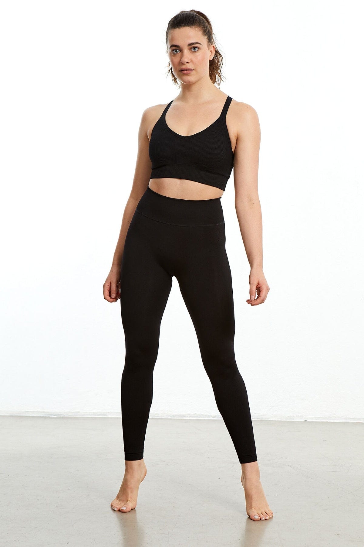 اتام حمالة صدرية رياضية على الخصر بخيوط على الظهر نسائي أسود