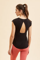 اتام بلوزة رياضية للنساء سوداء بدون أكمام بطبعة خفيفة أسود