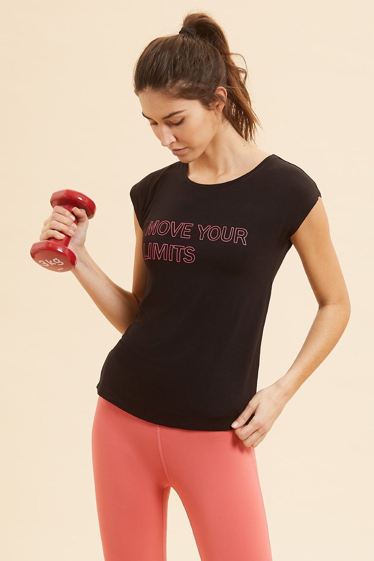 اتام بلوزة رياضية للنساء سوداء بدون أكمام بطبعة خفيفة أسود