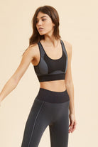 اتام بلوزة رياضيه من البوليستر بقصة صدر دائرية مريحة أسود