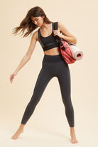 اتام بنطلون اسود رياضي بخط فضي رفيع من الجانب أسود