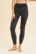 اتام بنطلون اسود رياضي بخط فضي رفيع من الجانب أسود