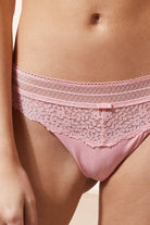 اتام سروال داخلي سادة نسائي مزين بدانتيل وردي