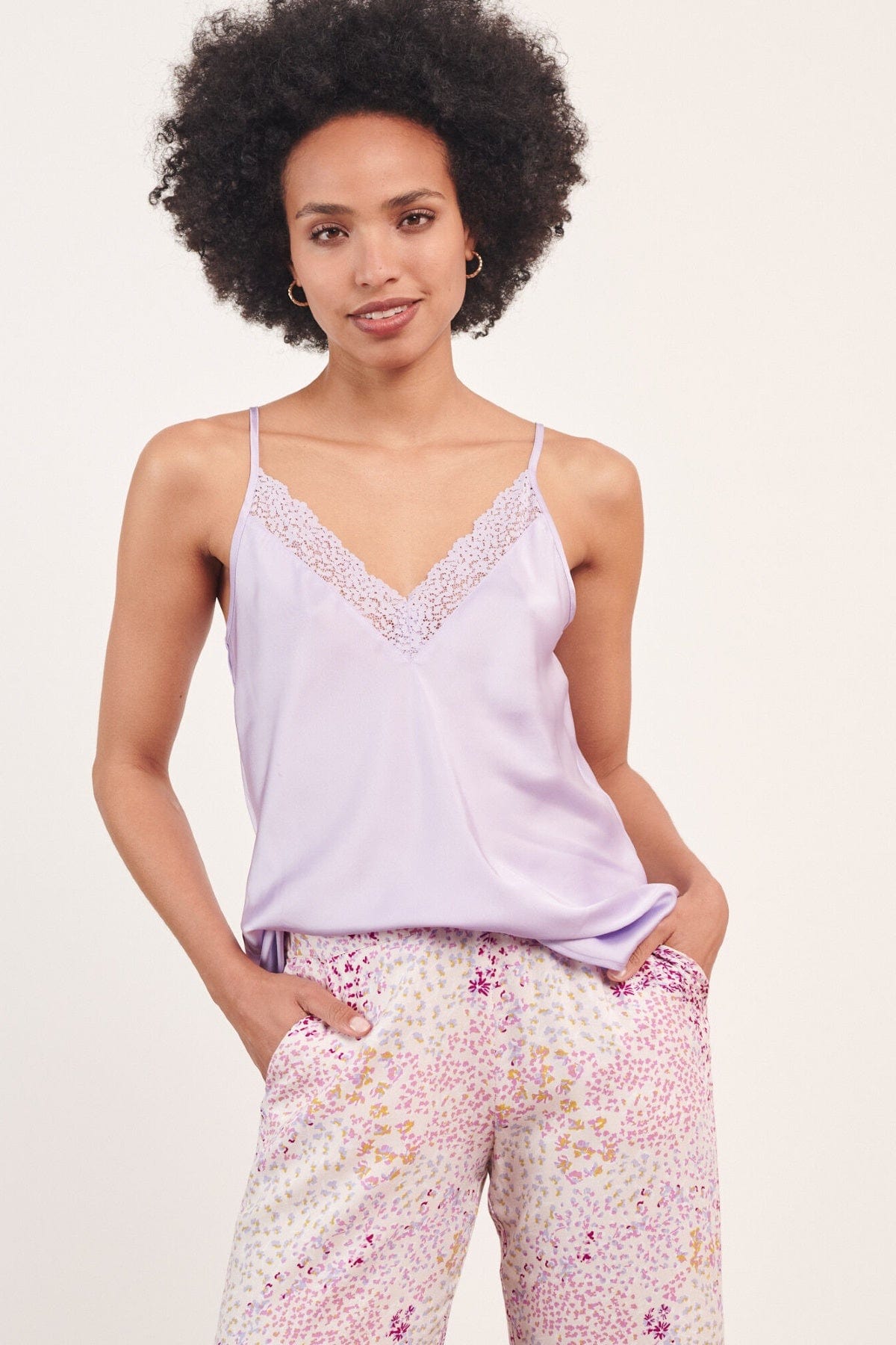 اتام تيشيرت بيجامة ستان مزينة بالدانتيل حمالات