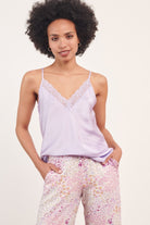 اتام تيشيرت بيجامة ستان مزينة بالدانتيل حمالات