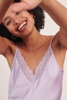 اتام تيشيرت بيجامة ستان مزينة بالدانتيل حمالات