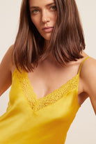 اتام تيشيرت بيجامة ستان مزينة بالدانتيل حمالات