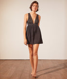 اتام قميص نوم مفتوح بحمالات عريضه من الدانتيل بفتحة ظهر