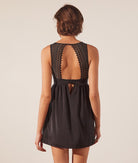 اتام قميص نوم مفتوح بحمالات عريضه من الدانتيل بفتحة ظهر