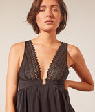 اتام قميص نوم مفتوح بحمالات عريضه من الدانتيل بفتحة ظهر