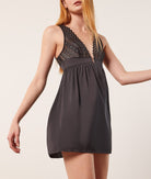 اتام قميص نوم مفتوح بحمالات عريضه من الدانتيل بفتحة ظهر