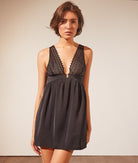 اتام قميص نوم مفتوح بحمالات عريضه من الدانتيل بفتحة ظهر