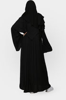 جوهرة عباية كريب بطبقات مميزة على الكتف أسود