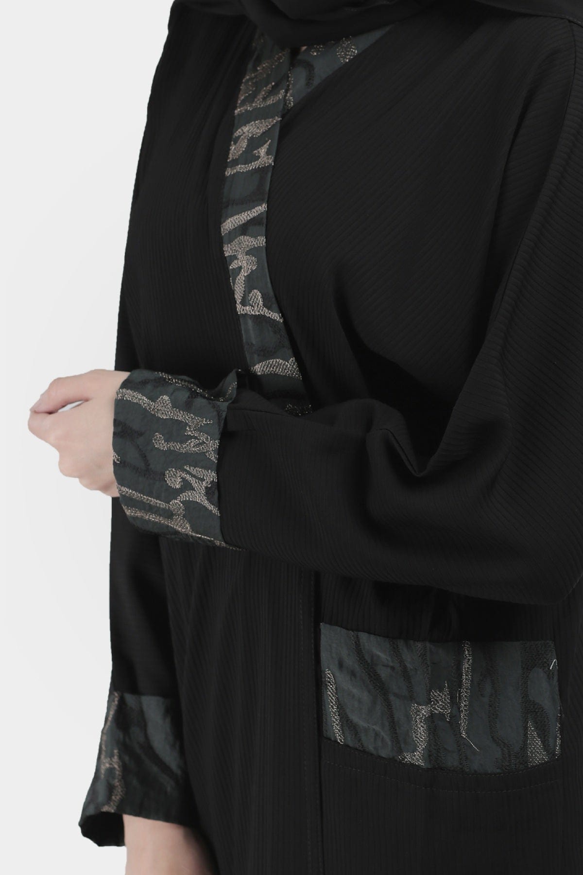 جوهرة عباية كريب ملفوفة من التفتا خضراء بجيب من الأمام أسود