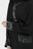 جوهرة عباية كريب ملفوفة من التفتا خضراء بجيب من الأمام أسود