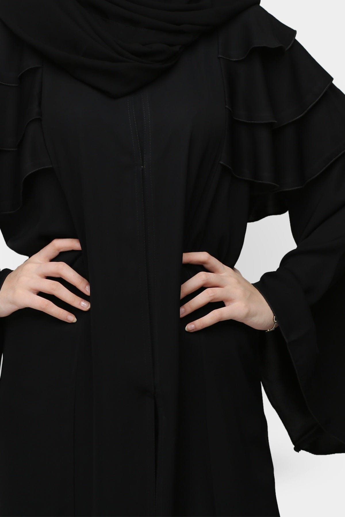 جوهرة عباية كريب بطبقات مميزة على الكتف أسود
