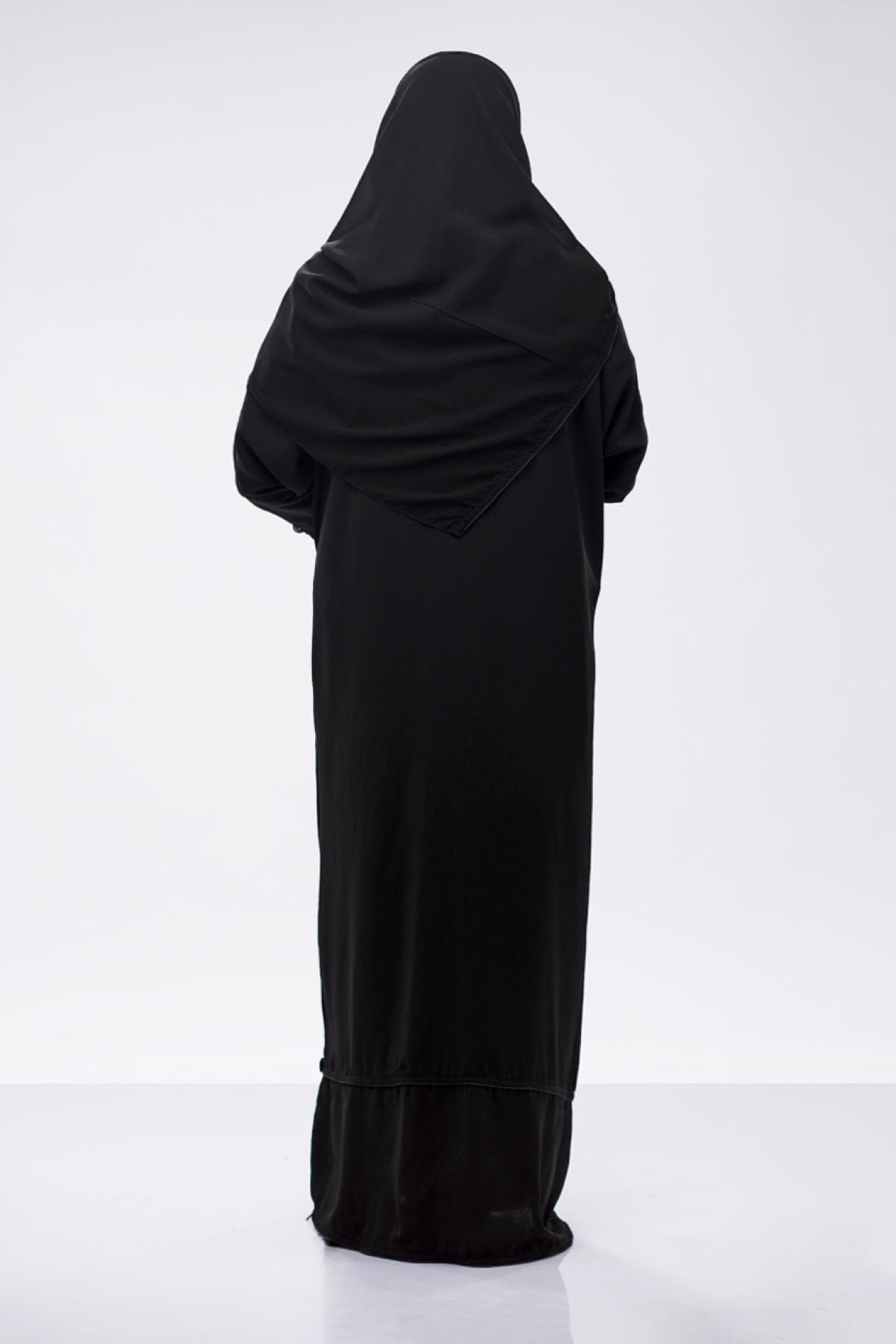 جوهرة عباية قماش ملكي كلاسيك بقيطان لف أسود