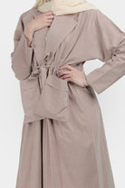 جوهرة عباية بأزرار كلاسيكية للنساء من جلد الغزال مع جيوب وردي فاتح