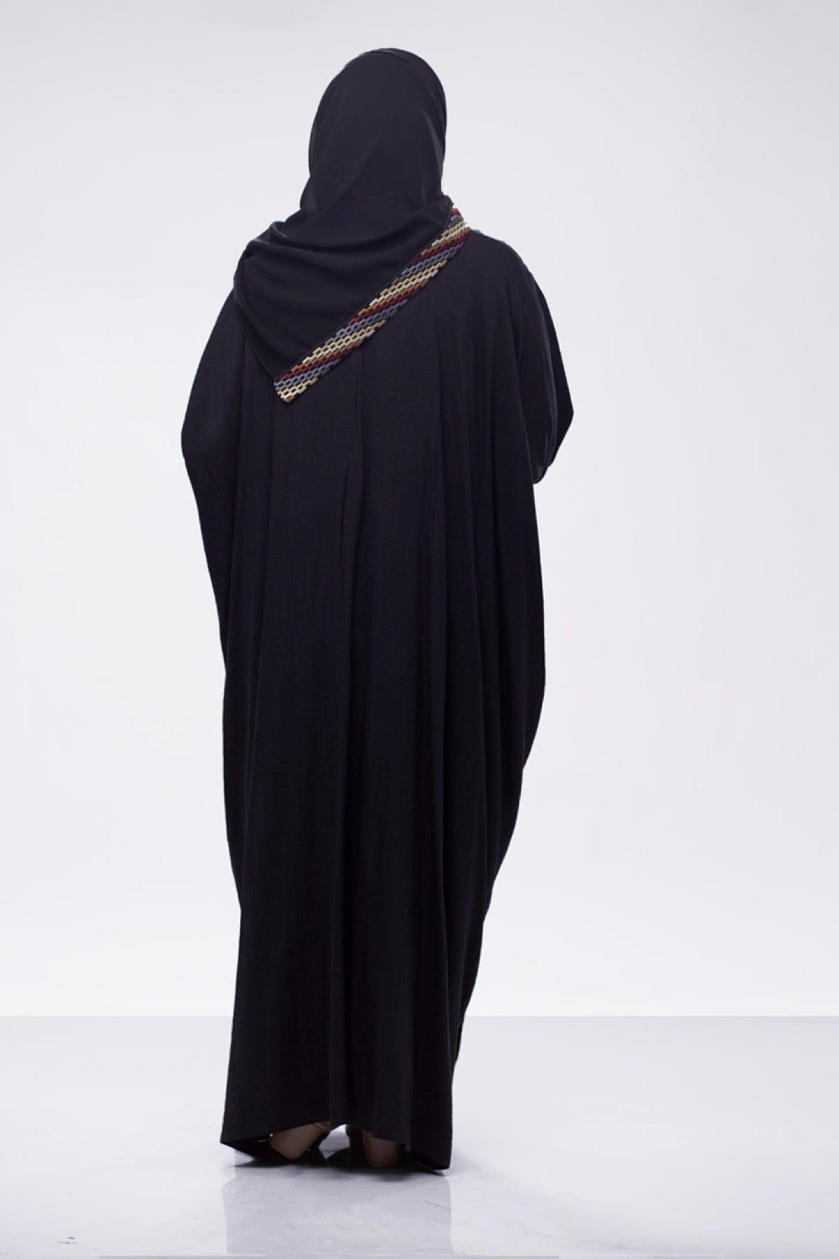 جوهرة عباية أكمام ضيقة كتان موديل بشت بكلفة ملونة أسود