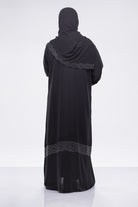 جوهرة عباية كلاسيك بكلفة تطريز هندسي بالأبيض أسود