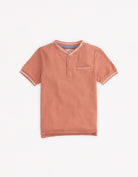 جينجرسنابس تيشرت نص لياقه مزينن بخط علي الكم والياقة ولادي أحمر بنفسجي