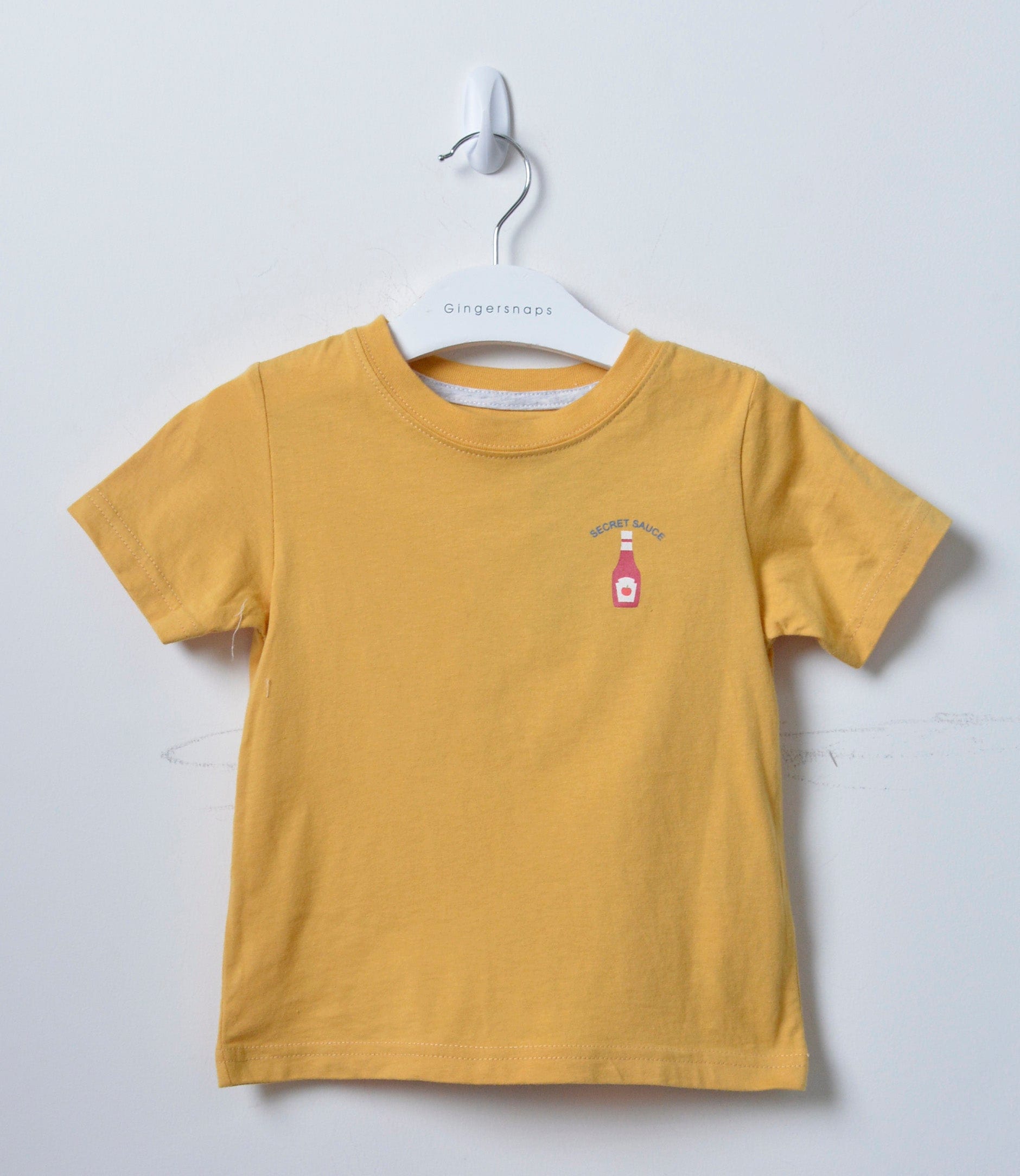 جينجرسنابس تي شيرت ولادي سادة برسمة كاتشب مشمش ذهبي