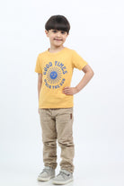 جينجرسنابس تي شيرت ولادي بطبعة أمامية كم قصير ذهبي